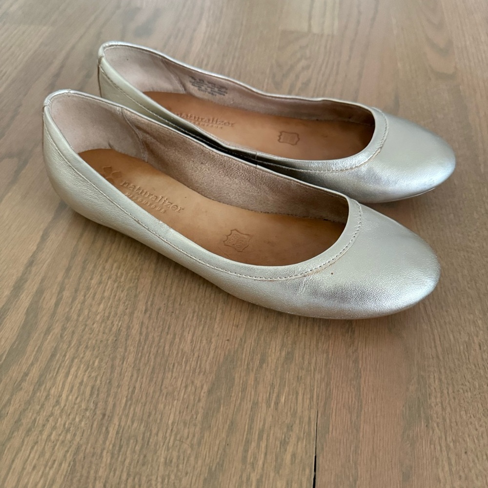 Naturalizer gold Flats size 7.5